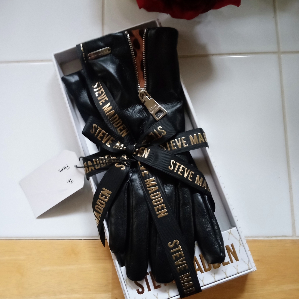 Steve Madden Black and Tan Gloves with Leopard Design - Picture 3 of 6
